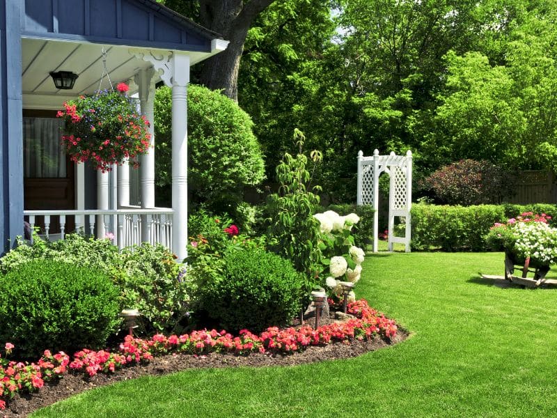 Envisioning Fall Splendor: The Role of a Landscaper in Preparing Your Yard for the Season